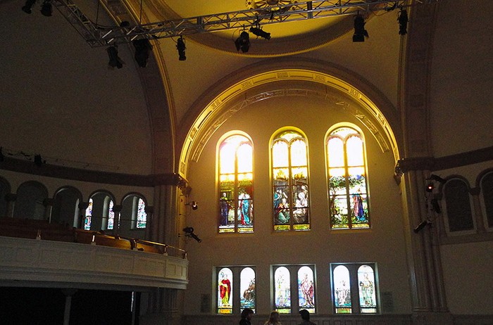 Концертный зал с витражами от Tiffany в старой церкви
