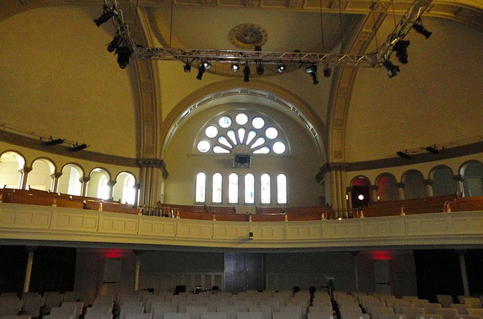 Концертный зал с витражами от Tiffany в старой церкви