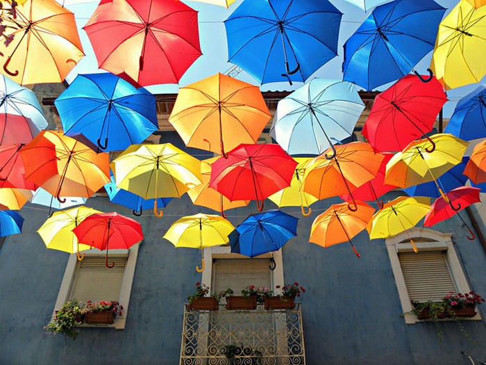 Летающие зонтики в Португалии от Sextafeira Producoes