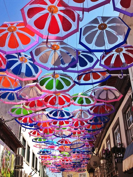 Летающие зонтики в Португалии от Sextafeira Producoes