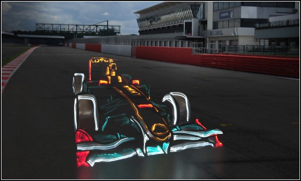 Автомобили Formula 1, нарисованные светом