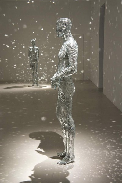 Зеркальные скульптуры Mobile Mirrors от Lilibeth Cuenca Rasmussen