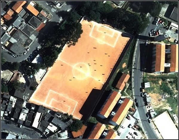 Странные футбольные поля в Бразилии на спутниковых снимках из серии «O Campo» от Йоахима Шмида (Joachim Schmid)