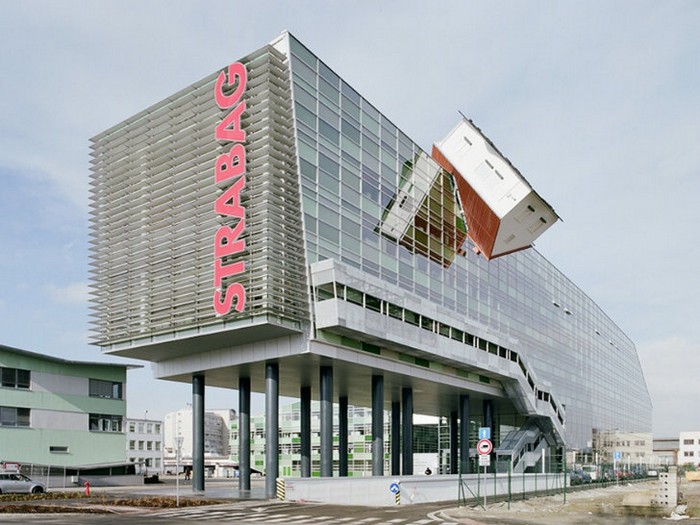 House Attack — необычное дополнение к зданию штаб-квартиры компании Strabag в Словакии