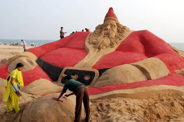 500 Санта Клаусов из песка от Сударсана Паттнаика (Sudarsan Pattnaik) на пляже в Индии