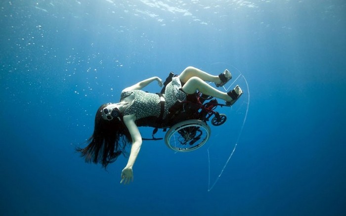 Подводная Параолимпиада. Художественные заплывы на инвалидной коляске от Сью Остин (Sue Austin)