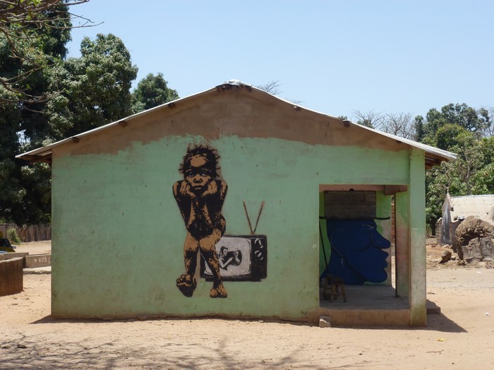 Проект Wide Open Walls – граффити на улицах деревни в Гамбии