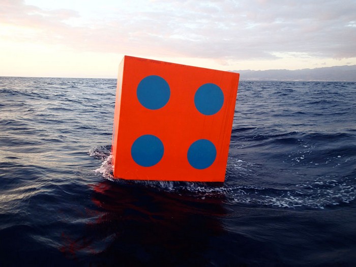 Aqua Dice – кубики, которые принесут удачу океану. Инсталляция от Макса Малхема (Max Mulhern)