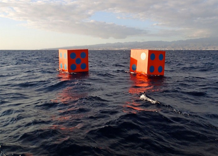 Aqua Dice – кубики, которые принесут удачу океану. Инсталляция от Макса Малхема (Max Mulhern)