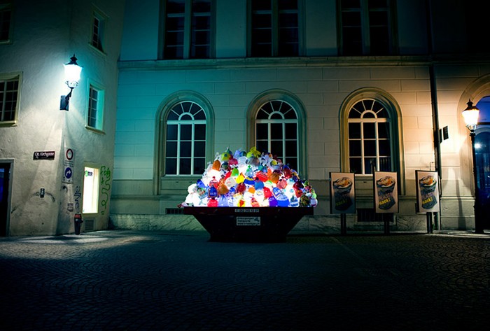 Plastic garbage guarding the museum — световая инсталляция Luzinterruptus