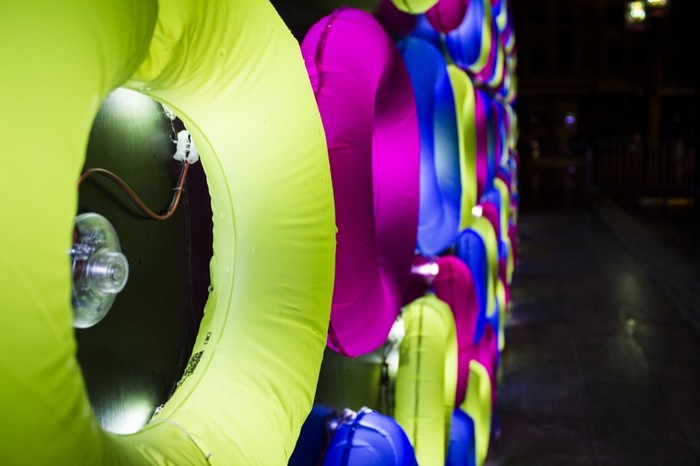 Floating Lights – световая инсталляция в Лионе, созданная из надувных кругов