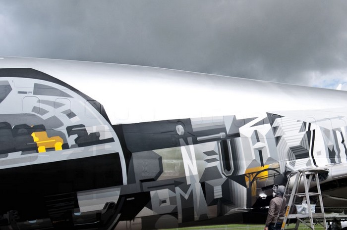 Icarus_13 – рисунок в стиле граффити на самолете Boeing 737 от Sat One и Roids