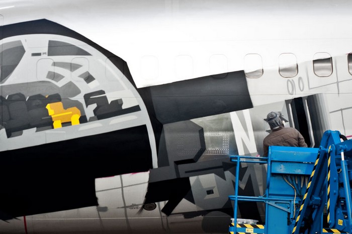 Icarus_13 – рисунок в стиле граффити на самолете Boeing 737 от Sat One и Roids