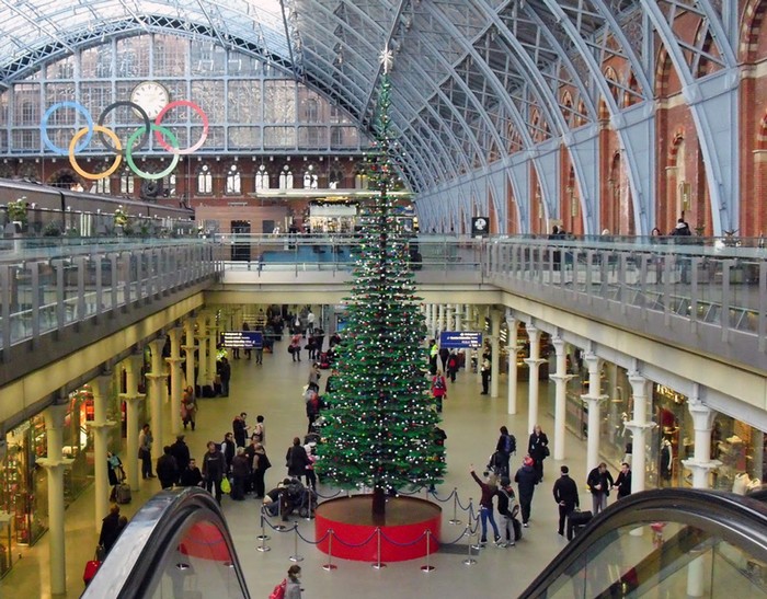 LEGO Christmas tree - рождественская елка из LEGO на вокзале в Лондоне