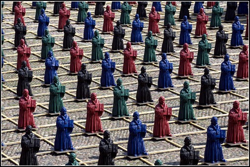 800 пластиковых Лютеров по площади Виттенберга
