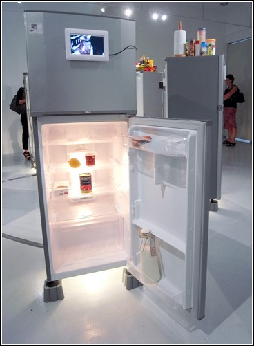Холодильник как зеркало семьи. Инсталляция от Ise
