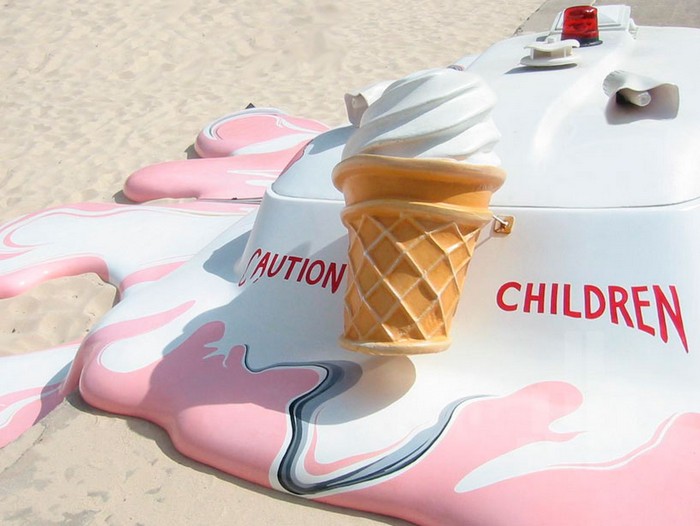 Hot with the chance of a late storm – необычная инсталляция от The Glue Society на пляже в Сиднее