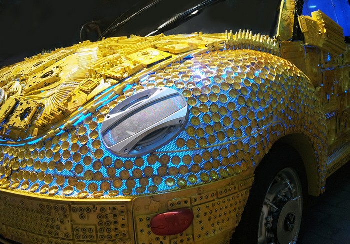 Think Blue Beetle – золотая машина из мусора