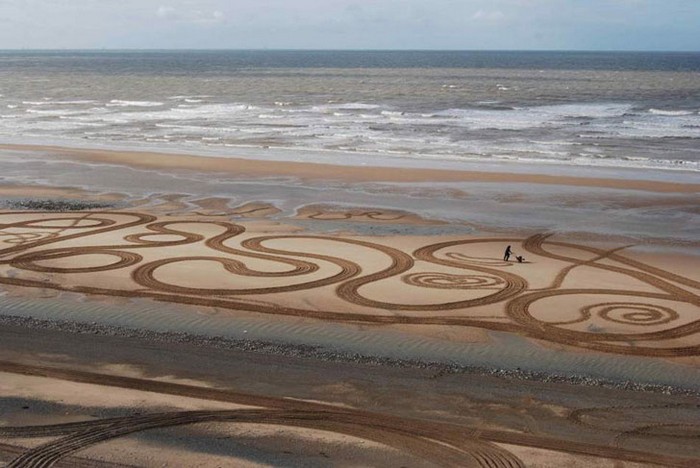 Пляж как холст! Песочные рисунки от Evewright 