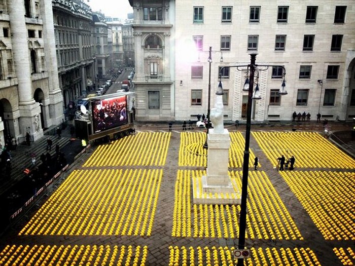 День желтого гнева. Арт-манифестация строителей в центре Милана