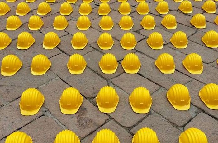 День желтого гнева. Арт-манифестация строителей в центре Милана