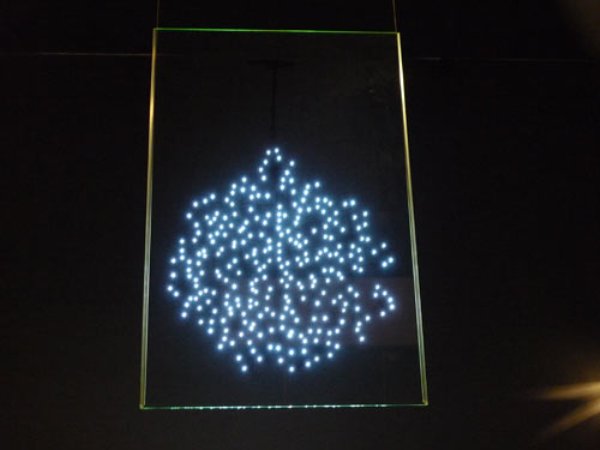 Hanging Around - инсталляция световых приборов в Филадельфийском Музее
