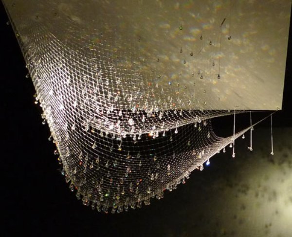 Hanging Around - инсталляция световых приборов в Филадельфийском Музее