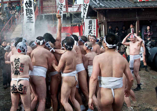 Фестиваль голых мужчин в Японии
