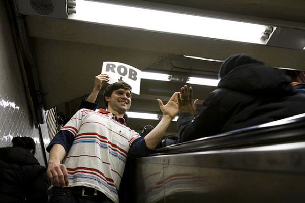 Эскалатор метро собрал 2 000 улыбок пассажиров