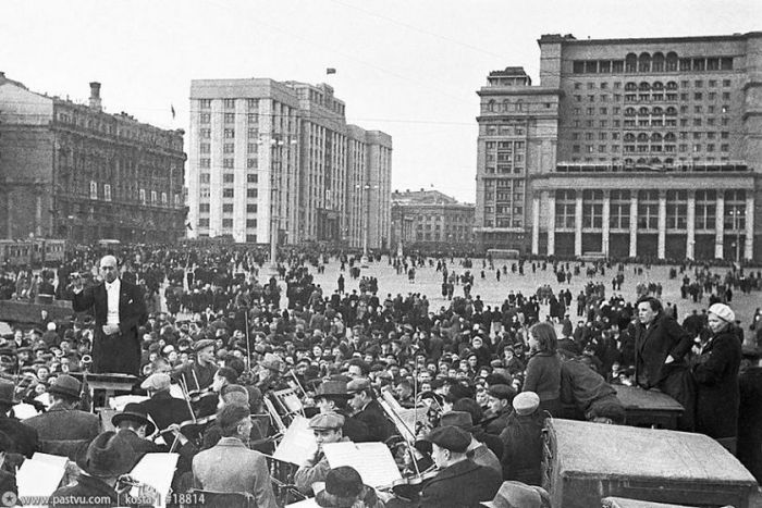 9 мая 1945 г. День Победы. Выступление Большого Государственного симфонического оркестра на Манежной площади.