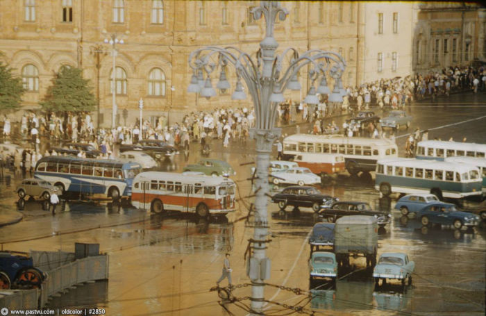 В 1959 г. существовало сквозное автомобильное движение не только между гостиницей Москва и музеем Ленина, но и по Красной площади