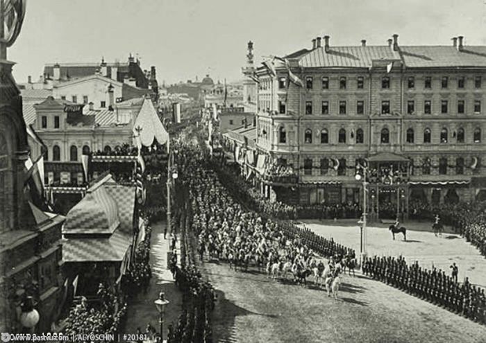 Николай II подъезжает к Иверским воротам - так выглядела нынешняя Манежная площадь и начало Тверской.