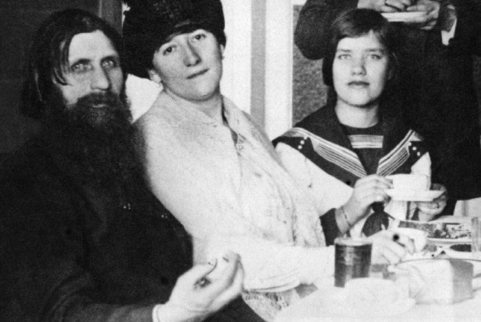 Матрёна Распутина с родителями.