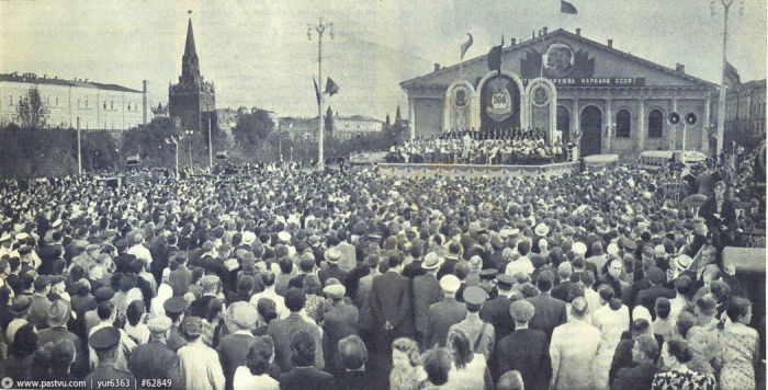 1954 год. Празднование 300-летия воссоединения Украины с Россией на Манежной площади в Москве.