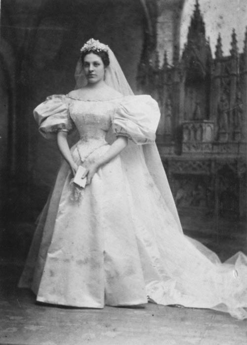 Невеста № 1: Мэри Лоури, которая вышла замуж за Джона Уоррена Бродфилда в 1895 году.