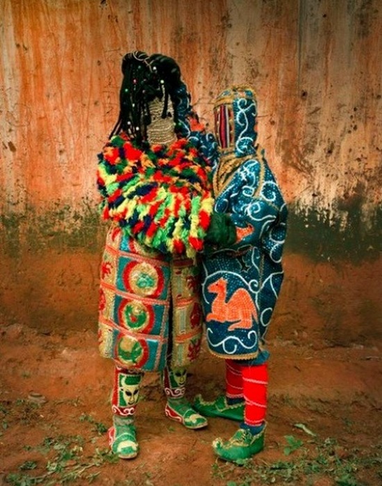 Костюм эгунгун на фестивале вуду в Бенине.