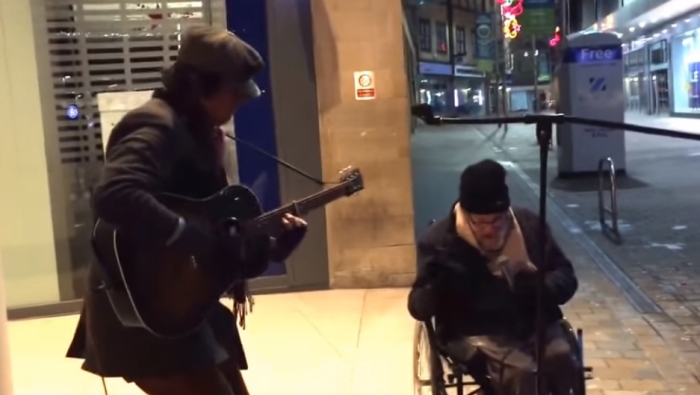 Случайный дуэт уличного музыканта и бездомного покорил интернет.