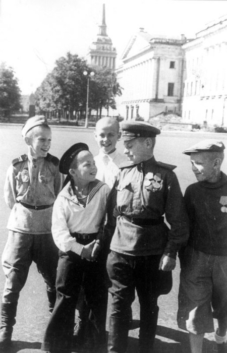 Юные защитники Ленинграда на Дворцовой площади 1945 г. 