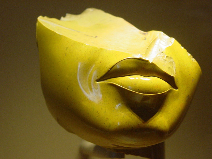 Фрагмент статуи царицы Тейе. Желтая яшма, 14 в. до н.э. Нью-Йорк, Музей Метрополитен.