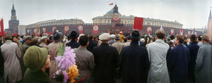 Советские люди на Красной площади 7 ноября.