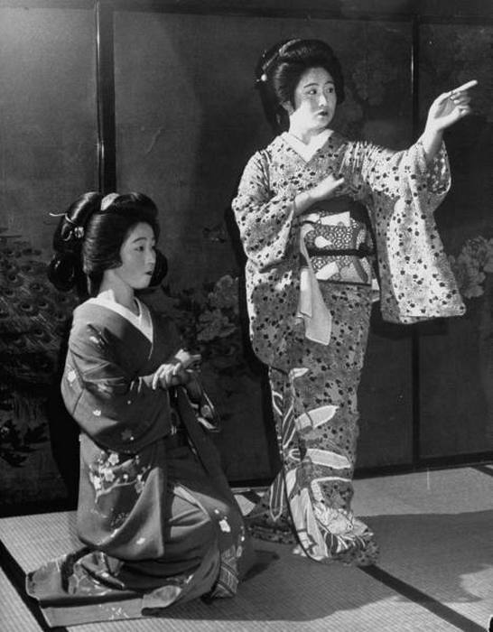 Гейши в традиционных кимоно.