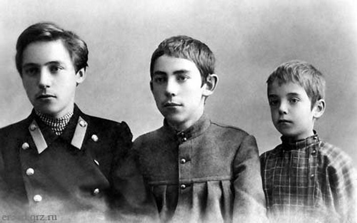 Виктор Хлебников с братом Александром и двоюродным братом Колей Рябчевским. Конец 1900-х гг.