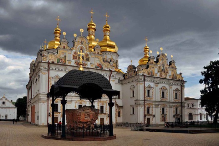 Собор Успения Пресвятой Богородицы, где хранятся мощи Святого Владимира, на территории Киево-Печерской Лавры.