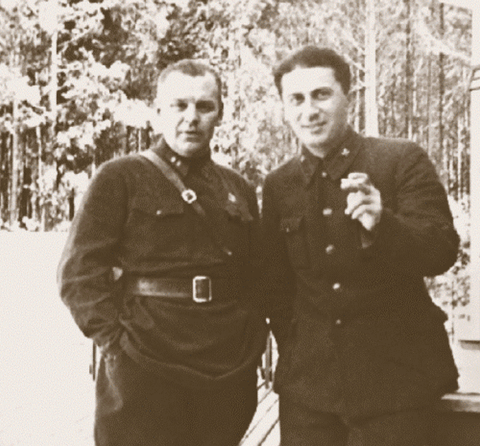 Яков Джугашвили (справа) с начальником охраны Сталина Николаем Власеком.