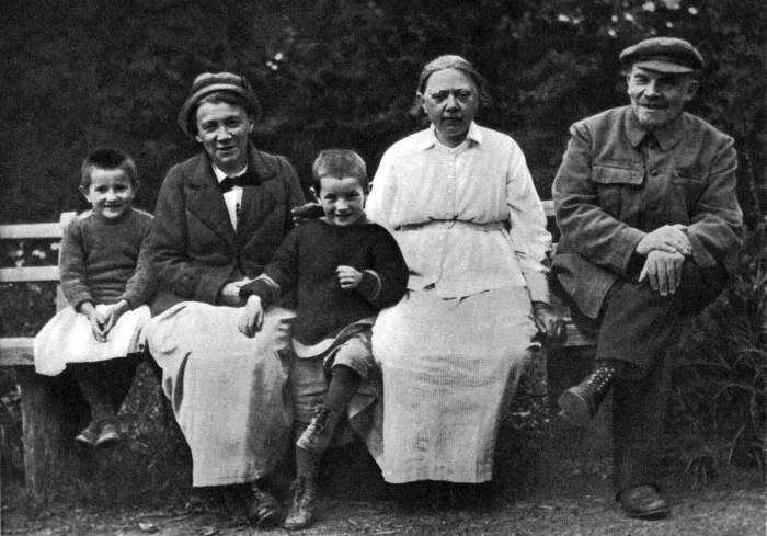 Владимир Ленин и Надежда Крупская с племянником Ленина Виктором и дочерью рабочего Верой в Горках. 1922 год.