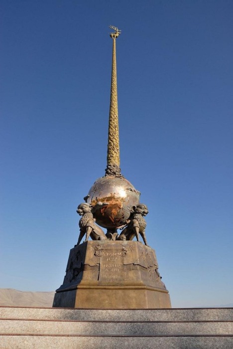 Монумент у Туве, обозначающий цент Азии. 