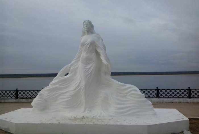 Памятник крупнейшей реке Восточной Сибири.
