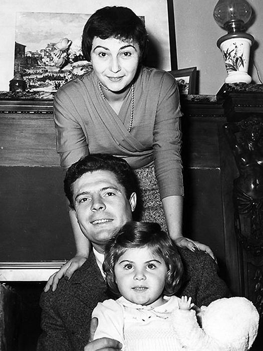 Марчелло Мастроянни с женой Флорой и дочерью.