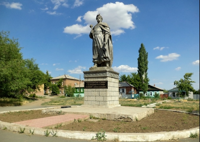Памятник Богдану Хмельницкому Установка памятника была приурочена к 300-летию вхождения Украины в состав России. Открыт в 1954 году