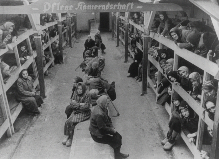 Женщины-заключенные в бараке. Освенцим. Январь 1945. 